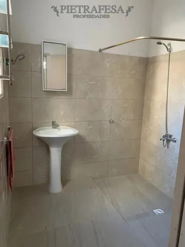 Casa En Alquiler, 3 Dormitorios, 1 Baño, Patio, Cochera. Cerro.