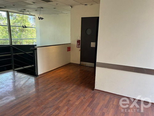 Local Comercial En Arriendo En Las Condes En Primer Piso