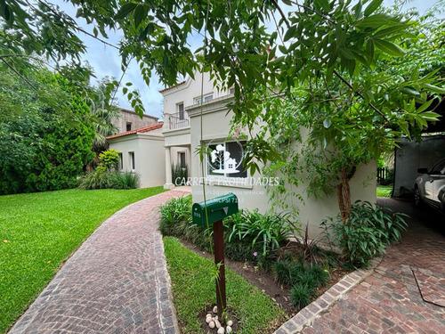 Casa En Venta Los Jazmines De 3 Dormitorios Y Dependencia. Pilar Del Este.