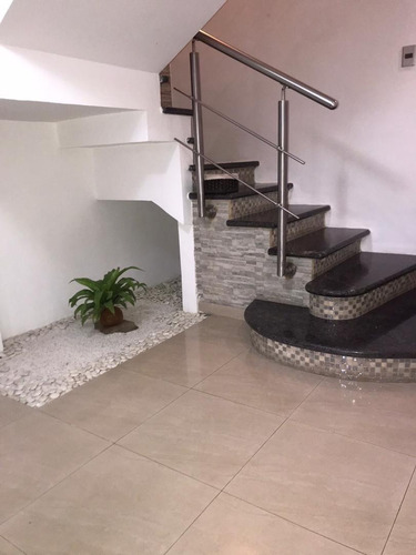 Imagen 4 de 17 de Townhouse En Venta En Lomas Del Este, 3 Niveles Conjunto Exclusivo Con Pozo De Agua, Doble Anillo De Seguridad Hermosas Áreas Sociales