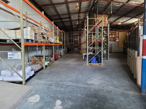 A Tan Solo 5 Minutos De Las Mercedes. Venta De Galpon Industrial En La Zona Industrial La Naya, Baruta, 980 Mts. Para Desarrollar Cualquier Industria. Cuenta Con Una Cava De Refrigeracion De 28 Mts