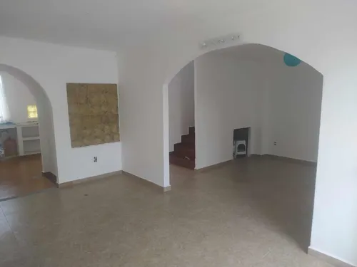 Casa Muy Amplia Ya Que Son Dos Unidas Por Dentro.