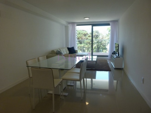 Departamento En Punta Del Este, 2 Dormitorios 2 Baños Con Terraza- Ref: 683