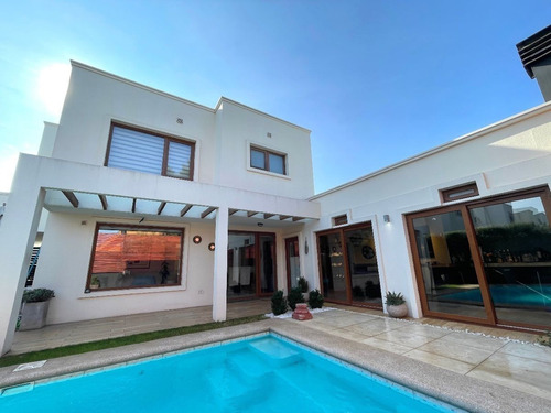 Hermosa Casa Mediterránea En Cumbres Del Sur