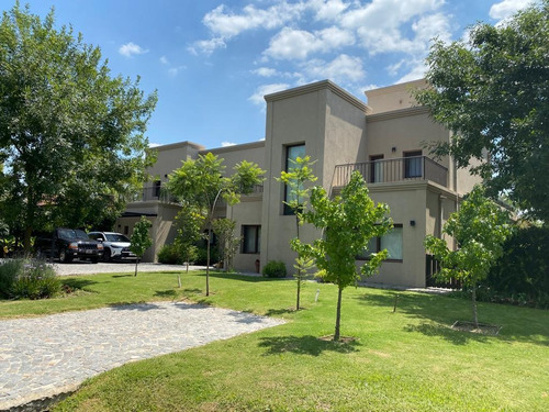 Imagen 4 de 10 de Importante Casa En Venta Construida En Esquina En Santa Ana