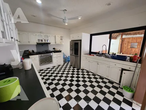Casa En En Venta, 5 Recámaras, 3 Niveles, Piscina, Cancún