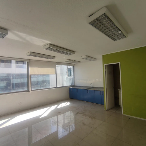 Arriendo Oficina De Planta Libre De 30m2 En Sector Prat
