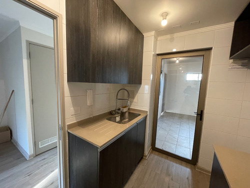 Moderna Casa Mediterranea En Condominio Seguro