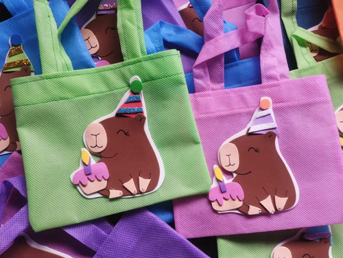 Capa Más Bolsita Golosinera En Friselina Capibara Carpincho Variado Infantil