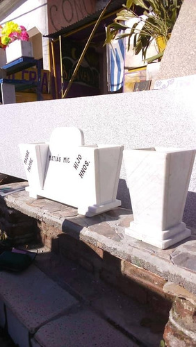 Imagen 4 de 4 de Floreros Con Placa Funerarios En Mármol Blanco
