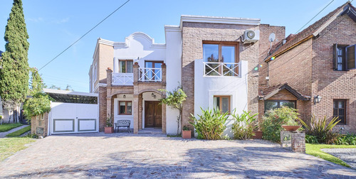 Venta - Casa 7 Amb. En Camino Real Con Jardín, Pileta Y Quincho Cerrado