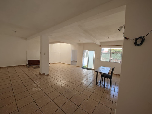 Casa En Venta En Fracc. Valle Del Sol De Dos Niveles Con Jardín.
