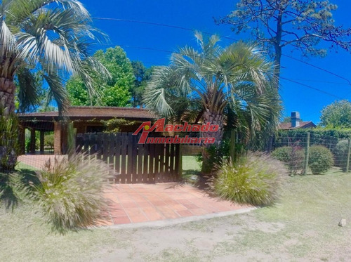 Muy Lindo Chalet De 3 Dormitorios- Ref: 6296