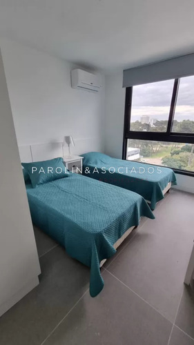 Apartamento En Venta De 2 Dormitorios En Edificio View, Punta Del Este.