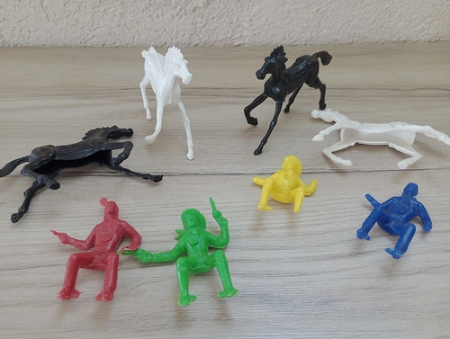 Lote De 4 Soldaditos Indios Y Vaqueros A Caballo Plastico Blanco (Usado)