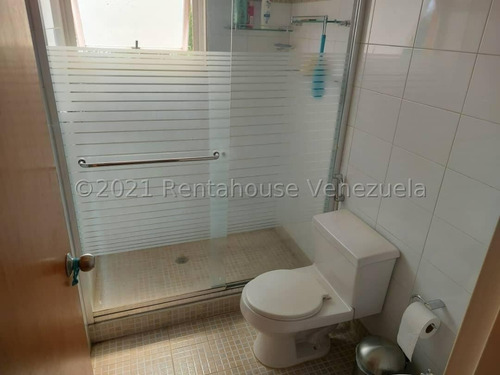 Imagen 19 de 30 de En Exclusivo Conjunto Muy Cerca De Farmatodo El Hatillo, Con Bellas Áreas Sociales, Jardín Privado, Hermosos Towhouse