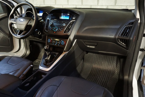 Ford Focus 4p 2.0 Mt Se-carhaus