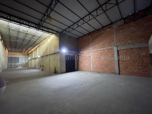 Excelente Galpón En Venta En Avenida Constitución Maracay Con Una Altura Ideal Para Fábricas O Depósitos, Este Espacio Cuenta Además Con Áreas De Oficinas Y Baños Nela 24-23444