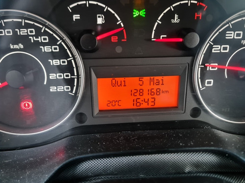Imagem 8 de 9 de Fiat Punto Essence 1.6 Flex 2011