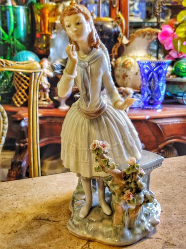 Figura De Mujer Con Flores En Porcelana Española  Lladro