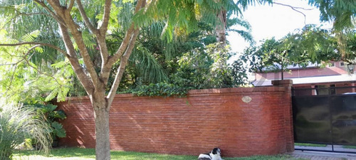 Casa A La Venta En Colastiné Norte, En Planta Baja Tenemos Pileta Y Baño De Servicio. Una Ga...
