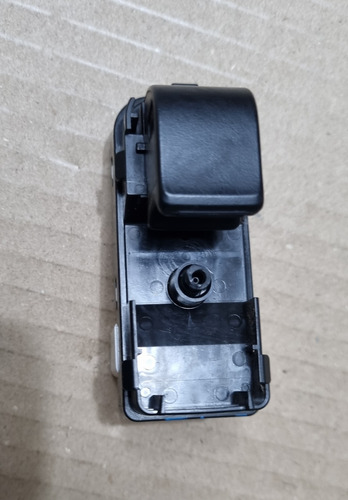 Botón Alzavidrio Delantero Derecho Mazda 2 2016-20 Original 