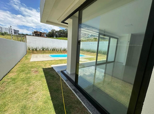 Casa Ideal Para Sua Família! A 10 Minutos Do Centro De Chapecó, Com Ótimo Acabamento, Ambientes Amplos E Prontos Para Receber Você Com Todo O Conforto.