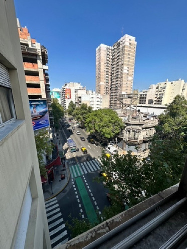 Excelente Semipiso De 3 Ambientes Al Frente Con Balcón Y 2 Baños 