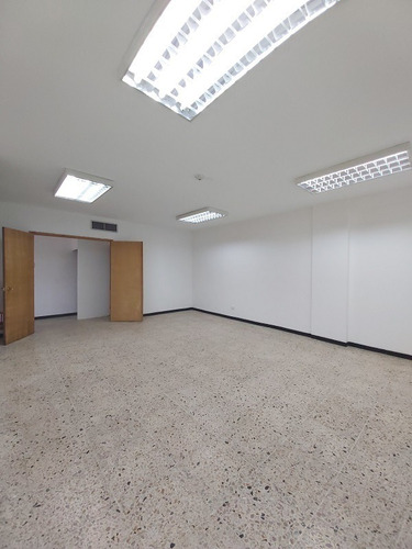 Imagen 14 de 17 de Se Alquila Amplio Local Comercial Con Excelente Ubicacion En Av. Municipal De Puerto La Cruz