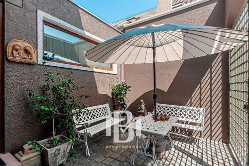 Condominio , Casa En Venta De 4 Dorm. En Las Condes