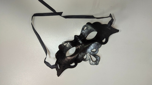 Imagen 2 de 3 de Antifaz Veneciano Plastico Afelpado Negro Cotillon