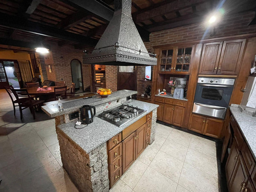 Chalet De Categoría 8 Amb. 484 M² Cub. C/ Garaje Para 2 Autos Y Parque C/ Pileta - Haedo