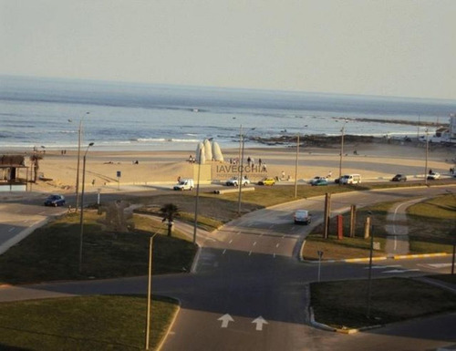 Imagen 2 de 19 de Venta De Apartamento De 3 Dormitorios En Playa Brava Frente Al Mar