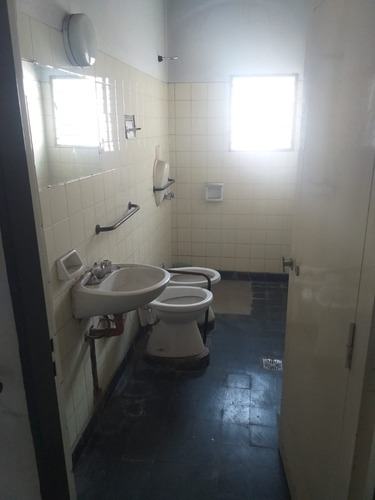 Imagen 19 de 27 de Venta En Castelar De Importante Edificacion.