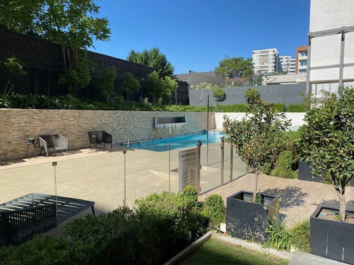 Moderno Edificio Metro Ñuñoa Piscina / Sala De Cine / Spa