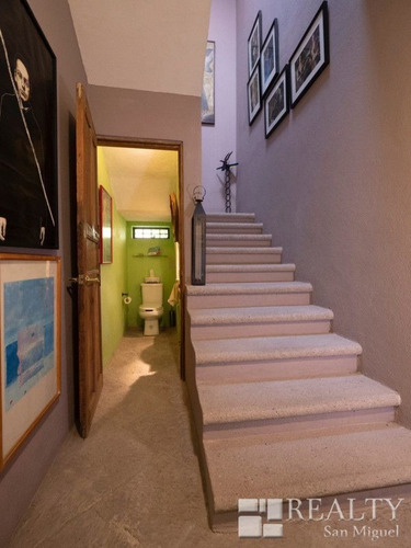 Imagen 12 de 23 de This Home Is Alive With Color, Light, And Artistic Details!