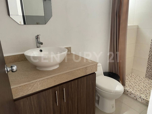 Casa En Renta De 3 Niveles En Esquina, Valle La Rioja, Apodaca, Nuevo León