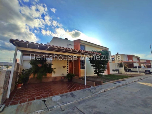 Fredxia Castillo Vende Comoda Y Amplia Casa En La Mora Cabudare # 25-18453