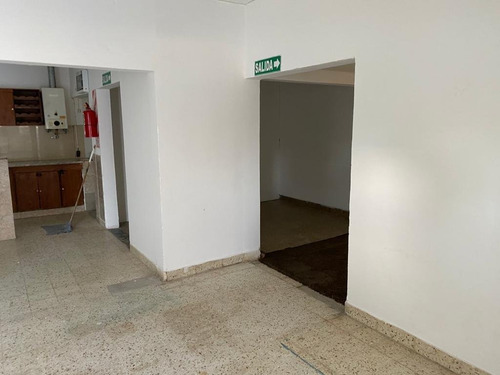 Salon Comercial - Villa Mitre - 200 Mts