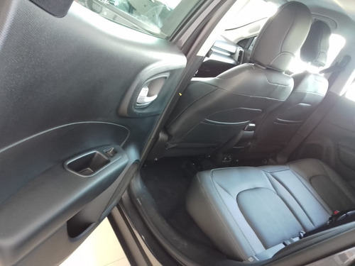 Imagen 11 de 15 de Fiat Toro 1.8 170 E-torq Evo Freedom At6