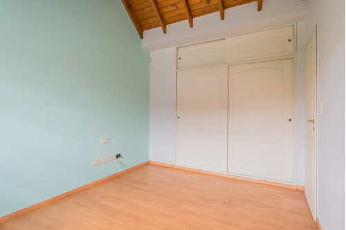 Imagen 29 de 30 de Venta De Casa Tipo Duplex De 3 Ambientes Con Cochera. En Banfield Este.