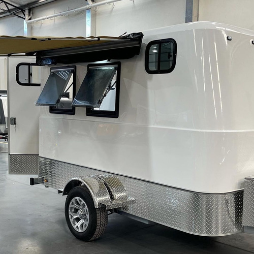Imagen 5 de 15 de Trailer Porta Moto Cerrado Con Camas Y Baño