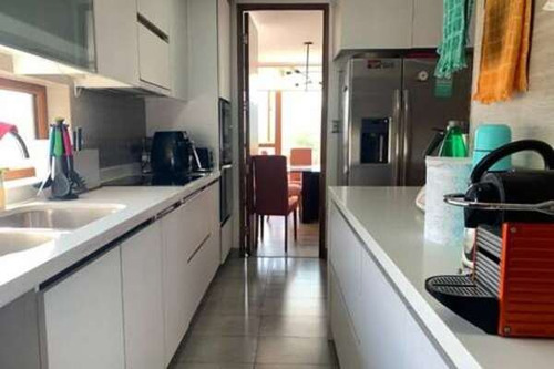 Espléndida Propiedad Con Amplio Jardín Privado.