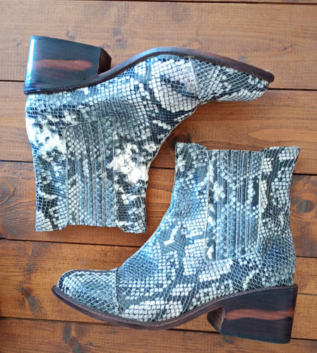 Botas Reptil Sibyl Vane 100 % Cuero. T40 (Usado)