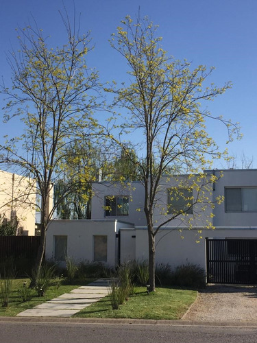 Casa  En Alquiler En Santa Barbara, Tigre, G.b.a. Zona Norte