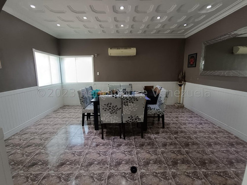 San Bernardino !! Amplia Y Hermosa Casa Totalmente Remodelada, Dividida En 3 Ambientes Independientes, 434 M2 Terreno, 555 M2 Const., 9 Hab., 8 Baños, 7 Pe, 3 Cocinas. Calle Cerrada Vigilancia 24/7 !!