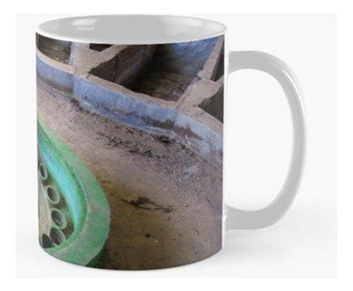 Taza Gather Around - Foto Antigua Fuente Circular En Verde A