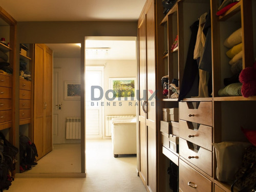 Destacada Propiedad En Barrio Melipal 250m2