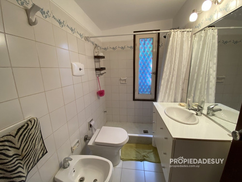 Casa En Venta De Cuatro Dormitorios Con Parrillero Y Garaje- Ref: 795