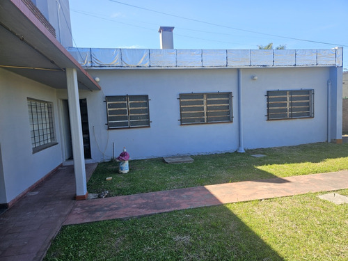 Excelente Ubicación Casa De 2 Plantas Importe Parque Jardín Al Frente Toma De Dpto Chico Como Parte De Pago